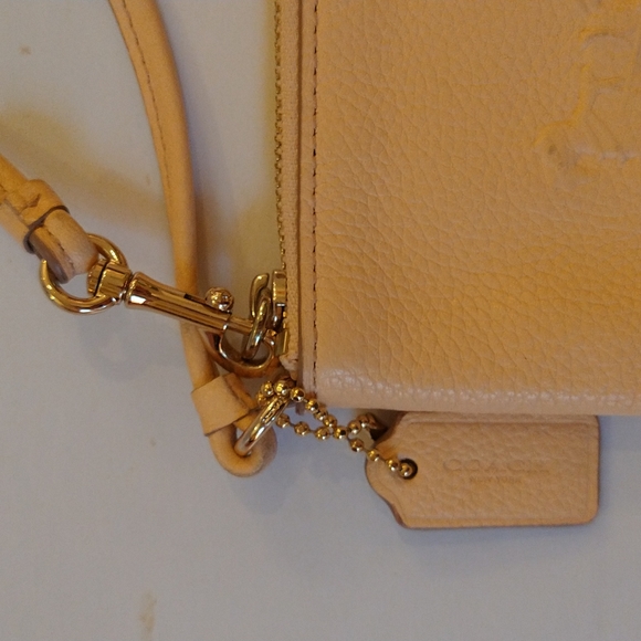 VGUC. Coach pale pink leather wristlet. - Picture 3 of 11